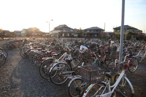 広大な敷地にたくさんの自転車が停められる西口駐輪場