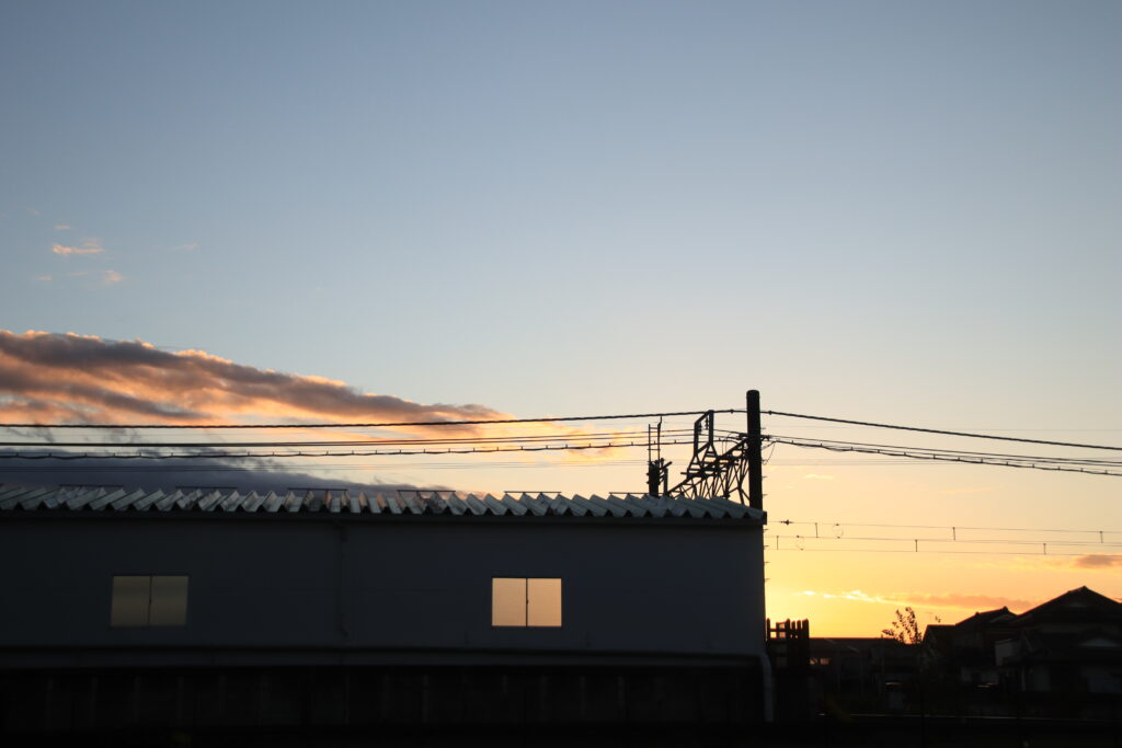 入曽駅北端に沈む夕日
