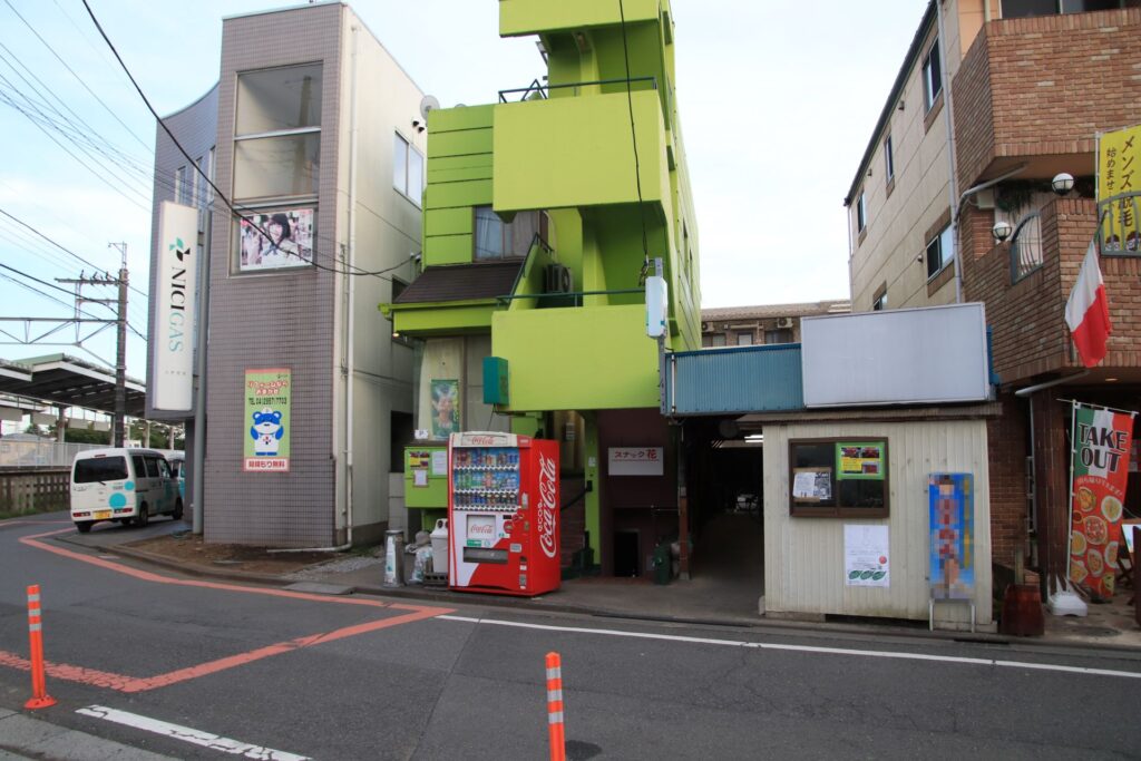 入曽駅西口の理容オカムラと駐輪場の写真